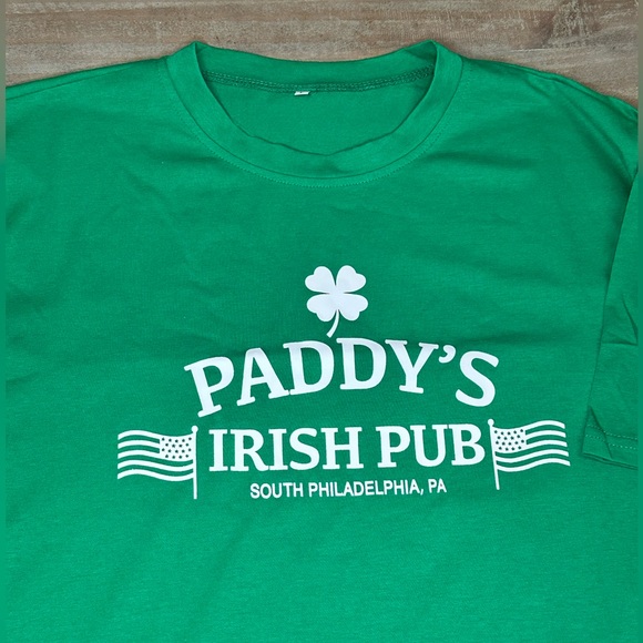 ⭐️Green Paddy’s Irish Pub tee - Picture 1 of 2